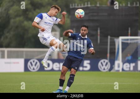 Oldenburg, Deutschland. 31.. Juli 2022. firo : 07/31/2022, Fußball, Fußball, 1. Liga, 1. Bundesliga, Saison 2022/2023, DFB Cup, Bremer SV, Bremen - FC Schalke 04 duelliert Cédric Brunner gegen Allah Aid Hamid Credit: dpa/Alamy Live News Stockfoto