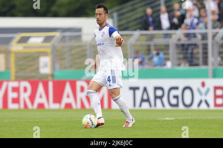 Oldenburg, Deutschland. 31.. Juli 2022. firo : 07/31/2022, Fußball, Fußball, 1. Liga, 1. Bundesliga, Saison 2022/2023, DFB Cup, Bremer SV, Bremen - FC Schalke 04 Maya Yoshida, Single Action Credit: dpa/Alamy Live News Stockfoto