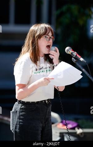 Brisbane, Australien. 30.. Juli 2022. Brisbane, Australien. 30.. Juli 2022. Am 30. Juli 2022 veranstalteten Mitglieder des Umweltkollektivs der University of Queensland und der University of Queensland Union eine Demonstration auf dem King George Square in Brisbane, um gegen neue geplante Gas- und Kohleprojekte zu protestieren In Australien. Die Redner forderten die Einstellung des Scarborough-Gaprojekts und die neu gewählte Bundesregierung, sich zu besseren Emissionszielen zu verpflichten. Quelle: SIPA USA/Alamy Live News Quelle: SIPA USA/ Stockfoto