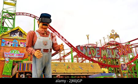 Funfair Ride 'Wilde Maus' Achterbahn auf der Rheinkirmes 2022 in Düsseldorf, der größten Fun-Messe am Rhein. Stockfoto