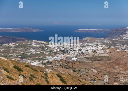 Blick vom Heiligen orthodoxen Kloster des Propheten Elias auf dem Gipfel des Berges Profitis Ilias der Stadt Fira und der Vulkanlandschaft Thira, Griechenland, EU Stockfoto