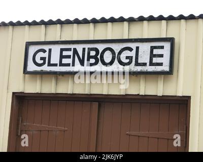 Das Namensschild von 'GLENBOGLE', der fiktiven Station auf der Strathspey Heritage Steam Railway, die in der TV-Serie 'Monarch of the Glen' verwendet wurde. Stockfoto