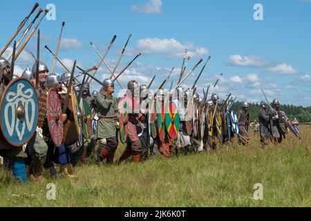 TWER REGION, RUSSLAND - 22. JULI 2022: Krieger des frühen Mittelalters vor der Schlacht an einem sonnigen Sommertag. Historisches Festival 'Epic Coast - 2022 Stockfoto