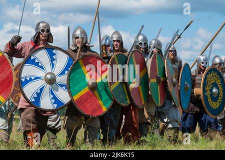TWER REGION, RUSSLAND - 22. JULI 2022: Krieger des frühen Mittelalters aus der Nähe. Historisches Festival 'Epische Küste - 2022' Stockfoto