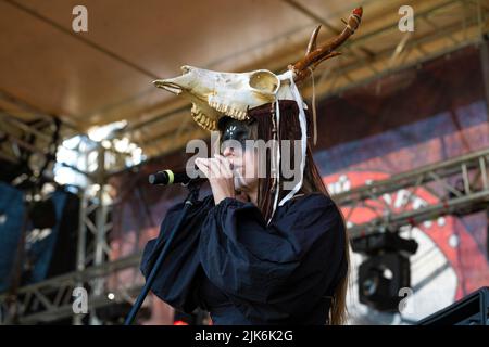 TWER REGION, RUSSLAND - 22. JULI 2022: Solist der Gruppe 'YARuGA' auf dem Konzert des historischen Festivals 'Epische Küste - 2022' Stockfoto
