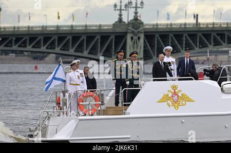 St. Petersburgh, Russland. 31.. Juli 2022. Der russische Präsident Wladimir Putin, Zentrum, überprüft die Marineparade der Schiffe an Bord der Raptor zu Beginn der jährlichen Feierlichkeiten zum Tag der Marine auf dem Kronstadt-Hof am 31. Juli 2022 in St. Petersburg, Russland. Zu Putin gehören: Verteidigungsminister Sergei Shoigu, Oberbefehlshaber der russischen Marine Nikolai Jewmenow und amtierender Kommandant der Streitkräfte des westlichen Militärbezirks Wladimir Kochetkow. Quelle: Pavel Byrkin/Kremlin Pool/Alamy Live News Stockfoto