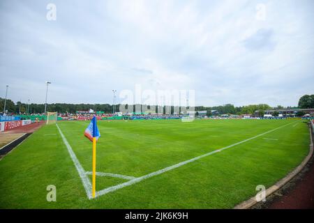 Lohne, Deutschland. 31.. Juli 2022. Fußball: DFB-Pokal, TuS BW Lohne - FC Augsburg, 1.. Runde, Heinz-Dettmer-Stadion: Blick auf das Gras im Stadion. Kredit: Christopher Neundorf/dpa - WICHTIGER HINWEIS: Gemäß den Anforderungen der DFL Deutsche Fußball Liga und des DFB Deutscher Fußball-Bund ist es untersagt, im Stadion und/oder vom Spiel aufgenommene Fotos in Form von Sequenzbildern und/oder videoähnlichen Fotoserien zu verwenden oder zu verwenden./dpa/Alamy Live News Stockfoto