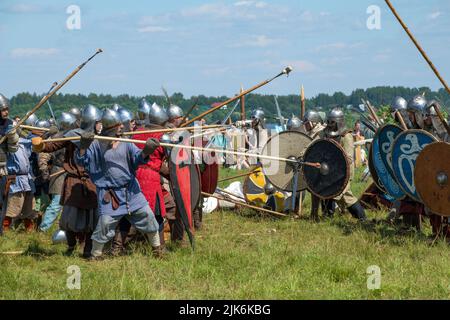 REGION TWER, RUSSLAND - 22. JULI 2022: Wiederaufbau der Schlacht des frühen Mittelalters. Historisches Festival „Epic Coast-2022“ Stockfoto