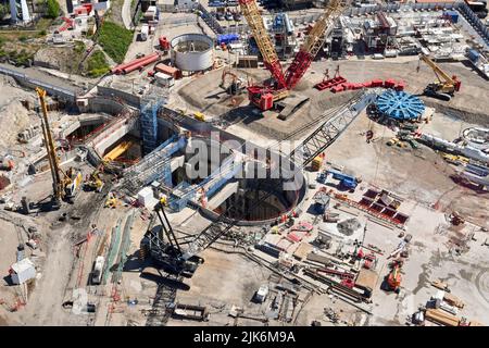 London, England - Juni 2022: Luftaufnahme einer großen Baustelle mit Tunnelvortriebsmaschinen für einen neuen Kanal in der Nähe der Royal Docks in East London Stockfoto