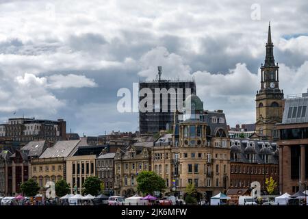 NEWCASTLE, ENGLAND - 3.. JULI 2022: Blick auf einige schöne Gebäude von Quayside und den Allerheiligen Kirchturm, Northumberland Stockfoto