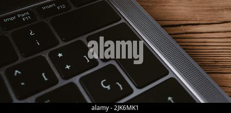 Banner der Tastatur mit leerer Taste für Mockup und selektiven Fokus. Internet der Dinge. Dateninformationen. Technologievorlage. Stockfoto