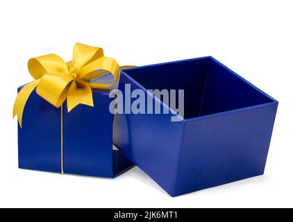 Blaue Geschenkbox isoliert auf weißem Hintergrund mit Clipping Pfad, Weihnachten, Neujahr, geben dienstag Stockfoto