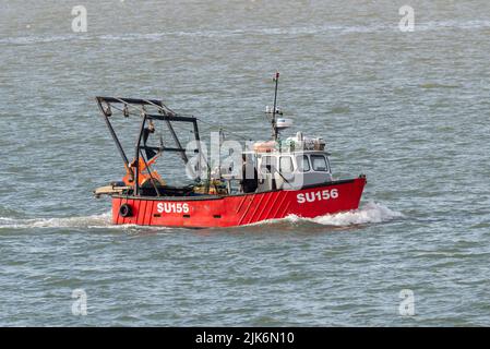 Fischerboot SU156 Audacity kommt in Richtung Base bei Leigh on Sea an der Themse Mündung, vorbei an Southend on Sea, Essex, Großbritannien. Kleines funktionierendes Boot Stockfoto