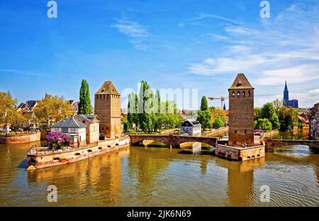 Drei Brücken und zwei Türme der mittelalterlichen Brücke Ponts Couverts in Straßburg, Elsass, Frankreich Stockfoto