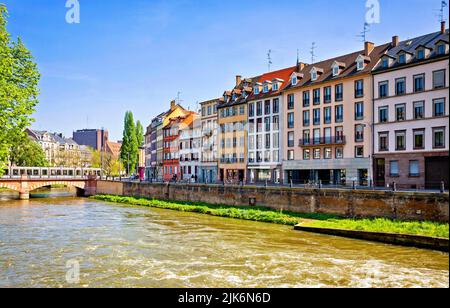 Schöne Aussicht auf den Canal du Faux-Rempart (auch bekannt als Fosse du Faux-Rempart) am Fluss Ill im Zentrum von Straßburg, Elsass, Frankreich Stockfoto