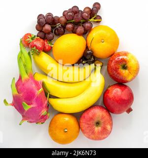 Frische Früchte. Verschiedene Früchte bunt, sauber essen, Obst Hintergrund, Apfel, Banane, Drachenfrucht, Granatapfel, Orange, Traube, Erdbeere, Kirsche - Bild Stockfoto