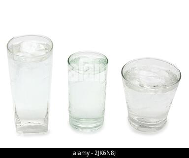Drei Glas mit Wasser und Eis isoliert auf weißem Hintergrund mit Beschneidungspfad - Bild, Kopierraum Stockfoto