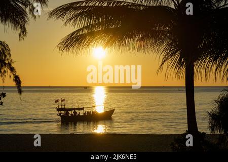 Kambodscha. Insel Koh Rong Samloem. Kompong Song Provinz, Sihanoukville. Boot unter Sonnenuntergang Stockfoto