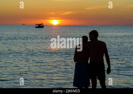 Kambodscha. Insel Koh Rong Samloem. Kompong Song Provinz, Sihanoukville. Junges Paar, das den Sonnenuntergang bewundert Stockfoto