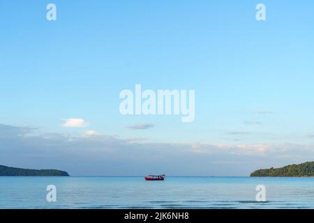 Kambodscha. Insel Koh Rong Samloem. Kompong Song Provinz, Sihanoukville. Ein Boot im Meer Stockfoto