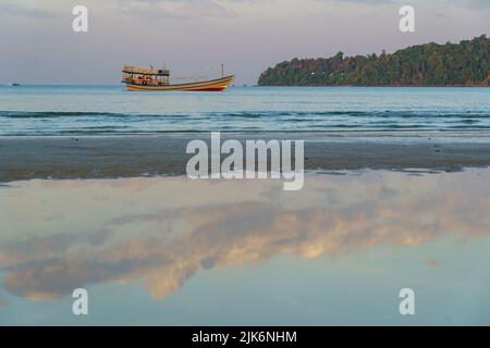 Kambodscha. Insel Koh Rong Samloem. Kompong Song Provinz, Sihanoukville. Traditionelles Boot auf dem Meer Stockfoto