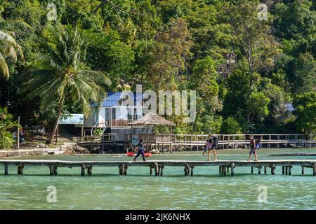 Kambodscha. Insel Koh Rong Samloem. Kompong Song Provinz, Sihanoukville. Ponton bei oder an Bord von Touristen Stockfoto