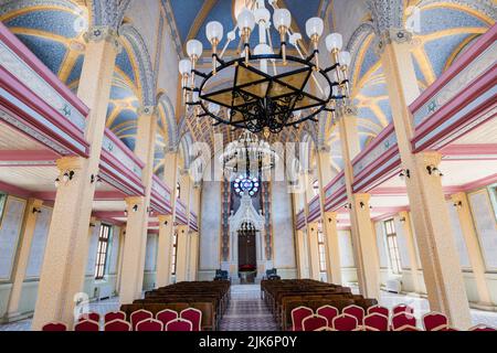 Edirne, Türkei - August 2022: Große Synagoge in Edrine, Türkei. Die Synagoge ist eines der touristischen Wahrzeichen in Edirne Stockfoto