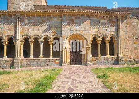 Atrium der Kirche San Julian y Santa Basilisa. Rebolledo de la Torre, Provinz Burgos, Castilla leon, Spanien. Stockfoto