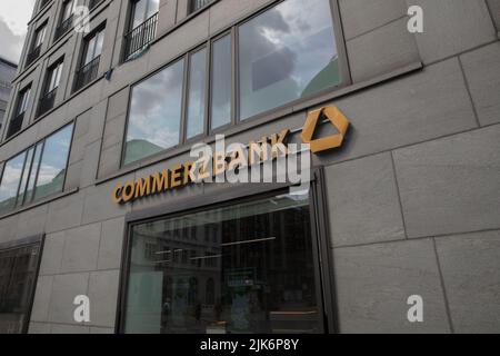 Berlin, Deutschland. 31.. Juli 2022. Eine Commerzbank-Niederlassung in Berlin, Deutschland. Im Jahr 2017 hat die Bank 13 Millionen Kunden in Deutschland und 5 Millionen Kunden in Mittel- und Osteuropa betreut. (Foto: Michael Kuenne/PRESSCOV/Sipa USA) Quelle: SIPA USA/Alamy Live News Stockfoto