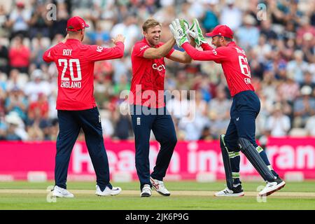 Der englische David Willey (Mitte) feiert beim dritten Vitality IT20-Spiel im Ageas Bowl in Southampton das Wicket des südafrikanischen Quinton de Kock. Bilddatum: Sonntag, 31. Juli 2022. Stockfoto