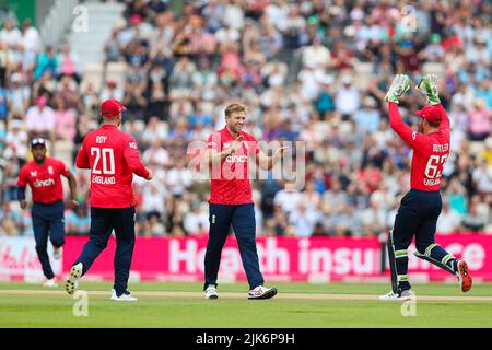 Der englische David Willey (Mitte) feiert beim dritten Vitality IT20-Spiel im Ageas Bowl in Southampton das Wicket des südafrikanischen Quinton de Kock. Bilddatum: Sonntag, 31. Juli 2022. Stockfoto