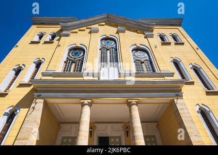 Edirne, Türkei - August 2022: Große Synagoge in Edrine, Türkei. Die Synagoge ist eines der touristischen Wahrzeichen in Edirne Stockfoto