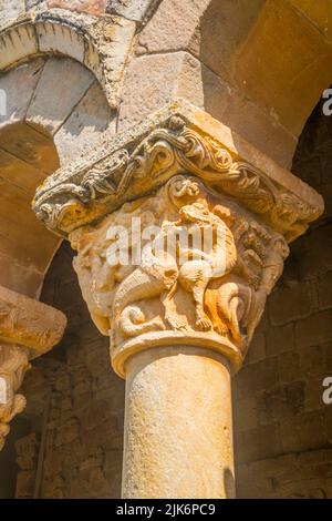 Kapital. Kirche San Julian und Santa Basilisa, Rebolledo de la Torre, Provinz Burgos, Castilla Leon, Spanien. Stockfoto