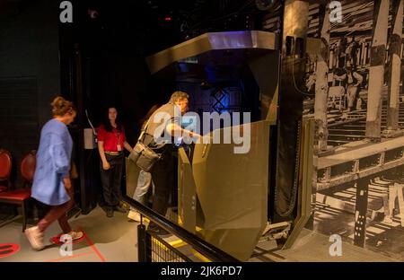 Besucher, die die Kabine für eine dunkle Fahrt betreten, Titanic Belfast, Belfast, Nordirland, Großbritannien Stockfoto