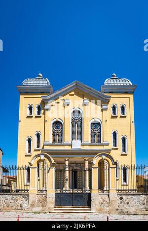 Edirne, Türkei - August 2022: Große Synagoge in Edrine, Türkei. Die Synagoge ist eines der touristischen Wahrzeichen in Edirne Stockfoto