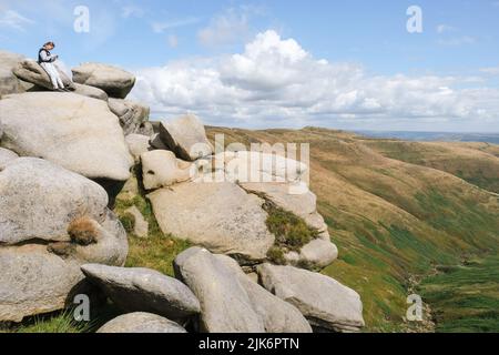 Die Woolpacks, ein markanter Felsvorsprung am Rande des Kinder-Plateaus im Derbyshire Peak District. Stockfoto