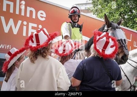 Euro 2022: Fans kommen vor dem Finale des UEFA Womens EURO England gegen Deutschland im Wembley Stadium an. London, Großbritannien Stockfoto