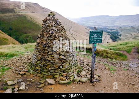 Edale, Derbyshire, Großbritannien, Juli 26 2022 Eine Steinkuppe und ein Schild markieren die Spitze des Jakobslader-Pfades auf dem Weg zum Kinder Scout. Stockfoto