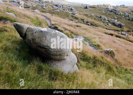 Die Woolpacks, ein markanter Felsvorsprung am Rande des Kinder-Plateaus im Derbyshire Peak District. Stockfoto