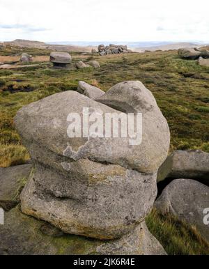 Die Woolpacks, ein markanter Felsvorsprung am Rande des Kinder-Plateaus im Derbyshire Peak District. Stockfoto