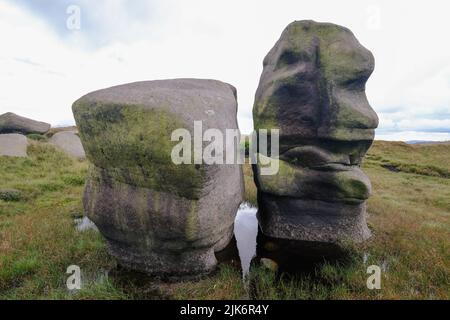 Die Woolpacks, ein markanter Felsvorsprung am Rande des Kinder-Plateaus im Derbyshire Peak District. Stockfoto