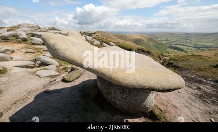 Die Woolpacks, ein markanter Felsvorsprung am Rande des Kinder-Plateaus im Derbyshire Peak District. Stockfoto