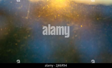 Glitzernde Sonnenstrahlen, Strahlen mit Bokeh als Textur oder Hintergrund für Überlagerungen Stockfoto