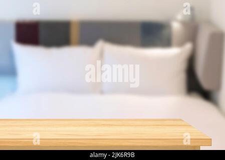 Montage-Tischplatte mit freiem Platz für Designer-Ideen. Holztisch, Regal in einem Hotelzimmer. Stockfoto