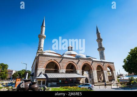 Edirne, Türkei - August 2022 : die alte Moschee in Edirne Stadt der Türkei. Es ist eine der Wahrzeichen Moscheen und Edirne war die Hauptstadt des Osmanischen Reiches Stockfoto