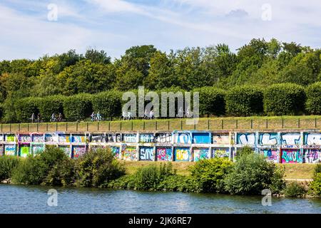 Radfahrer entlang des Rhein-Herne-Kanals im Nordsternpark in Gelsenkirchen, Ruhrgebiet, Nordrhein-Westfalen, Deutschland, Europa Stockfoto