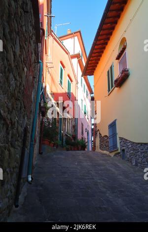 Enge Straße in Montecatini Alto an einem sonnigen Sommerabend, Toskana, Italien. Stockfoto