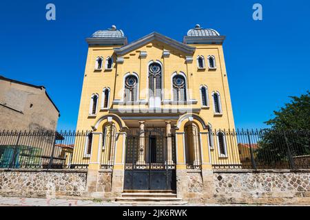 Edirne, Türkei - August 2022: Große Synagoge in Edrine, Türkei. Die Synagoge ist eines der touristischen Wahrzeichen in Edirne Stockfoto