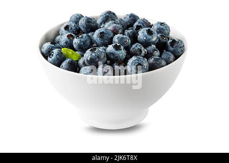 Schale mit gesunden frischen Heidelbeeren isoliert auf weißem Hintergrund Stockfoto