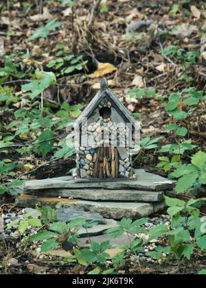 Stein und Holz Gnom Haus in den ländlichen Wäldern von Kingsville Missouri gefunden Stockfoto